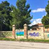 Oggi il complesso giace pressoch� inutilizzato, quasi inghiottito dal giardino di 3500 metri quadri che lo circonda. Una recinzione in pietra (diventata preda dei writers) nasconde l'elegante prospetto 